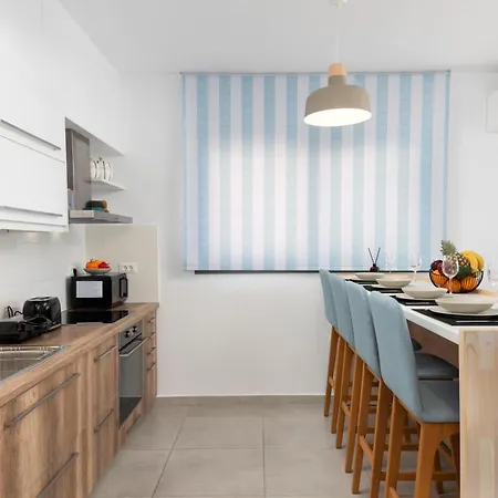 Beachfront Luxury With Stunning Views With Parking Holiday home *